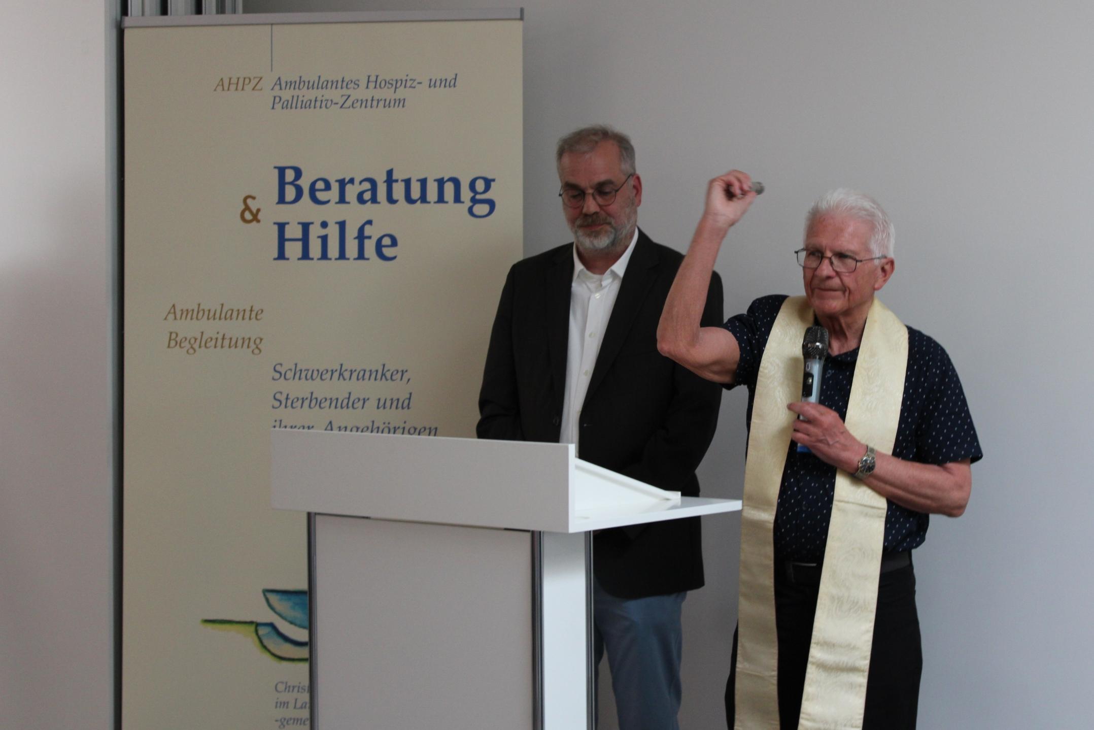 Pfarrer Ulrich Kräuter (Ev. Kirchengemeinde St. Wendel-Illtal) und Pfarrer i.R. Erwin Recktenwald (Pastoraler Raum St. Wendel) segneten das neue Zentrum.