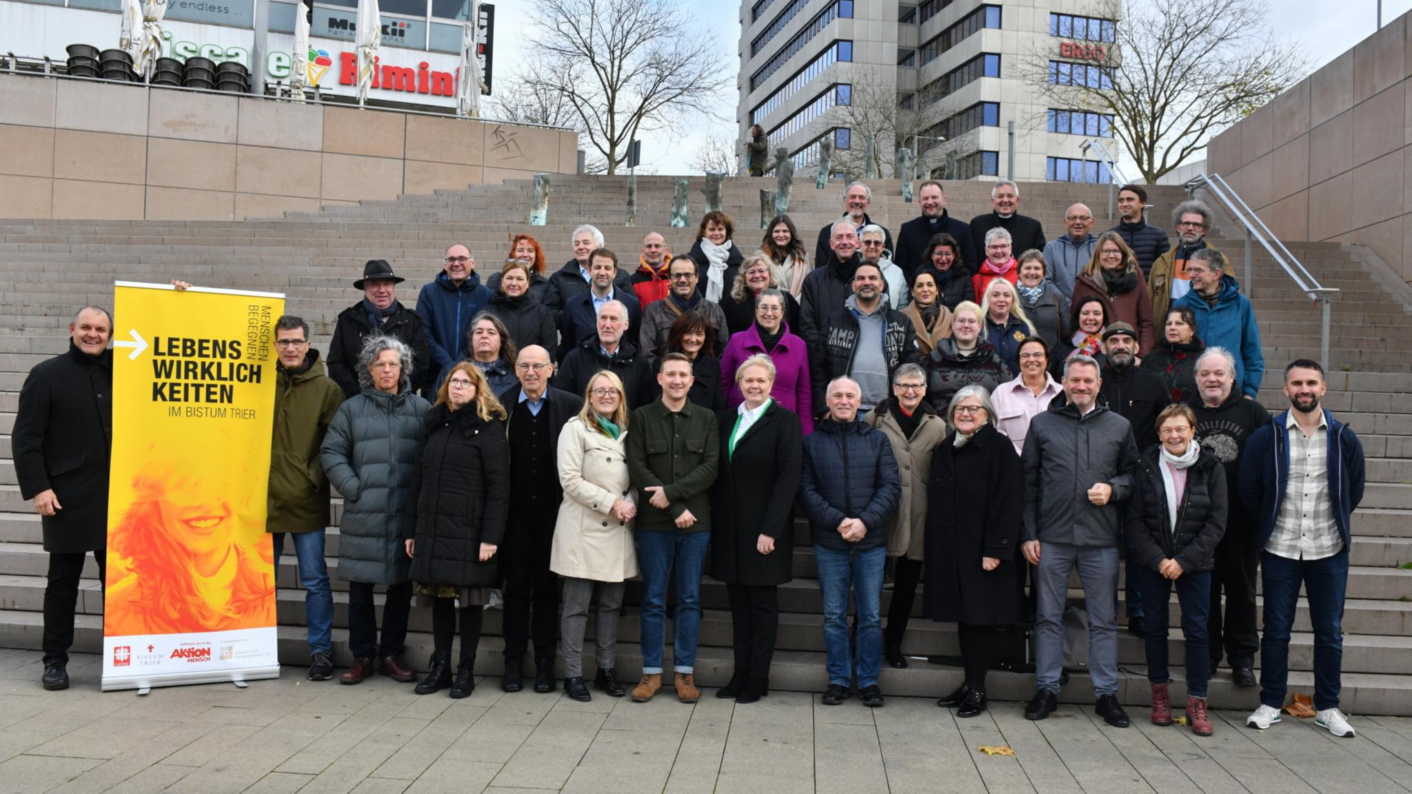 Gruppenfoto der Teilnehmenden und Gastgebenden von Lebenswirklichkeiten 2023.