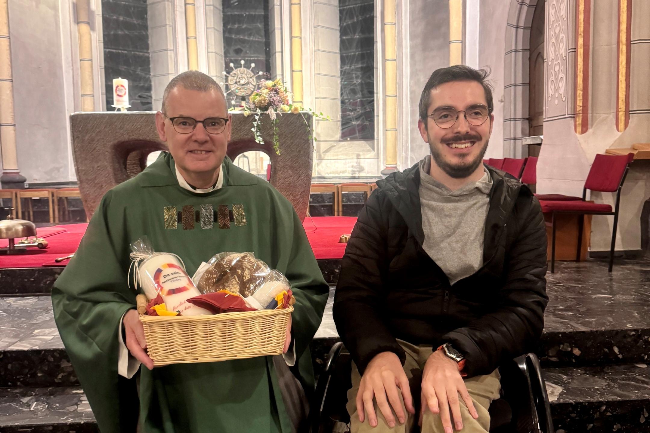 Pastor Bollig erhält sein Begrüßungsgeschenk von Jerôme Laubenthal