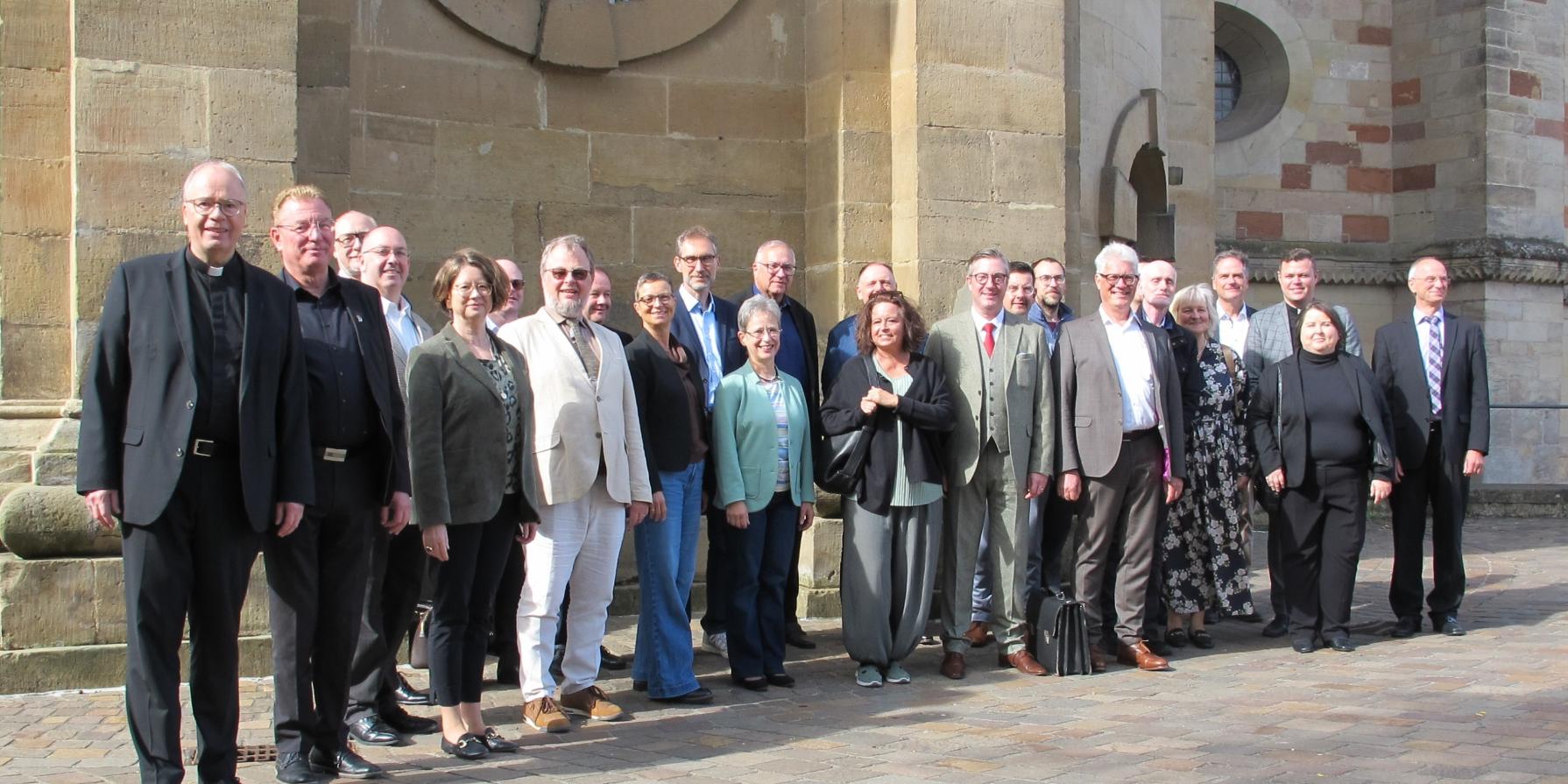 Die neuen Leitenden Kantoren, mit Bischof Ackermann, Generalvikar Tim Sturm (zweiter von rechts), Bereichsleiterin Mechthild Schabo (fünfte von links), Ableitungsleiter Ulrich Stinner (dritter von links) und Thomas Sorger, Referent für Kirchenmusik (ganz rechts) (c) Bistum Trier / Stefan Schneider Die neuen Leitenden Kantoren, mit Bischof Ackermann, Generalvikar Tim Sturm (zweiter von rechts), Bereichsleiterin Mechthild Schabo (fünfte von links), Ableitungsleiter Ulrich Stinner (dritter von links) und Thomas Sorger, Referent für Kirchenmusik (ganz rechts)