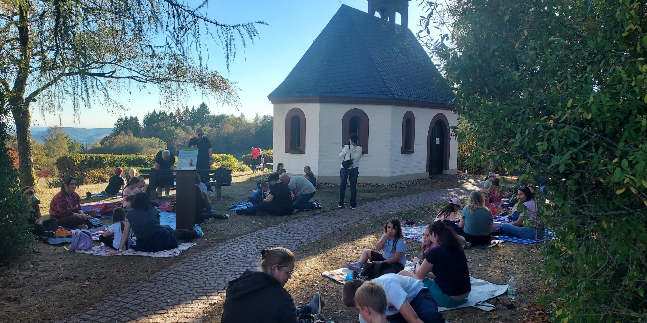 Picknick an der Peterbergkapelle (c) Evelyn Finkler Picknick an der Peterbergkapelle