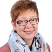 Frau mit Brille vor weißen Hintergrund (c) Dr. Carola Fleck Frau mit Brille vor weißen Hintergrund