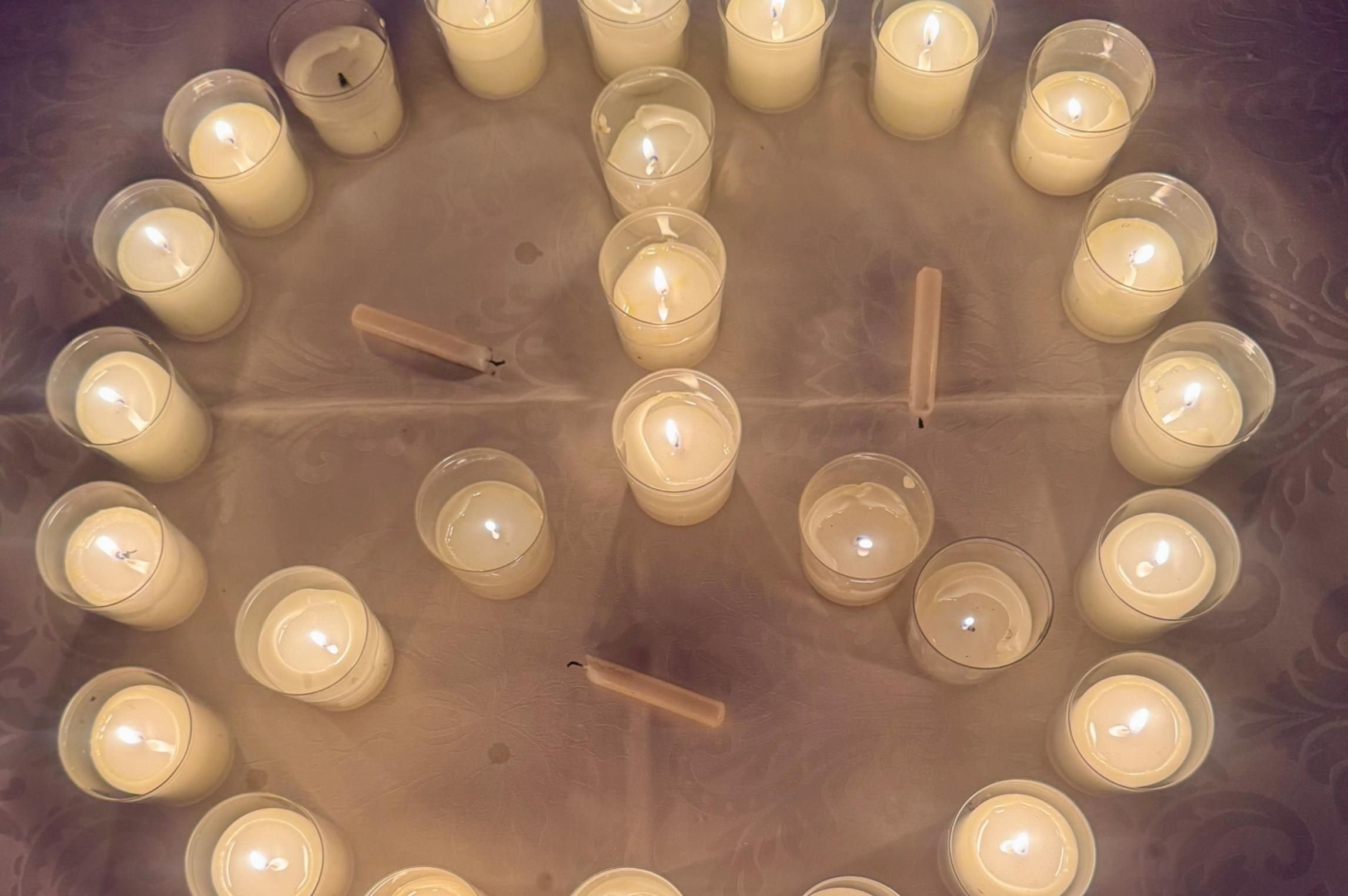 Friedenszeichen Lichter nach der Kirchen 20,24 Kirche Sotzweiler_SZ