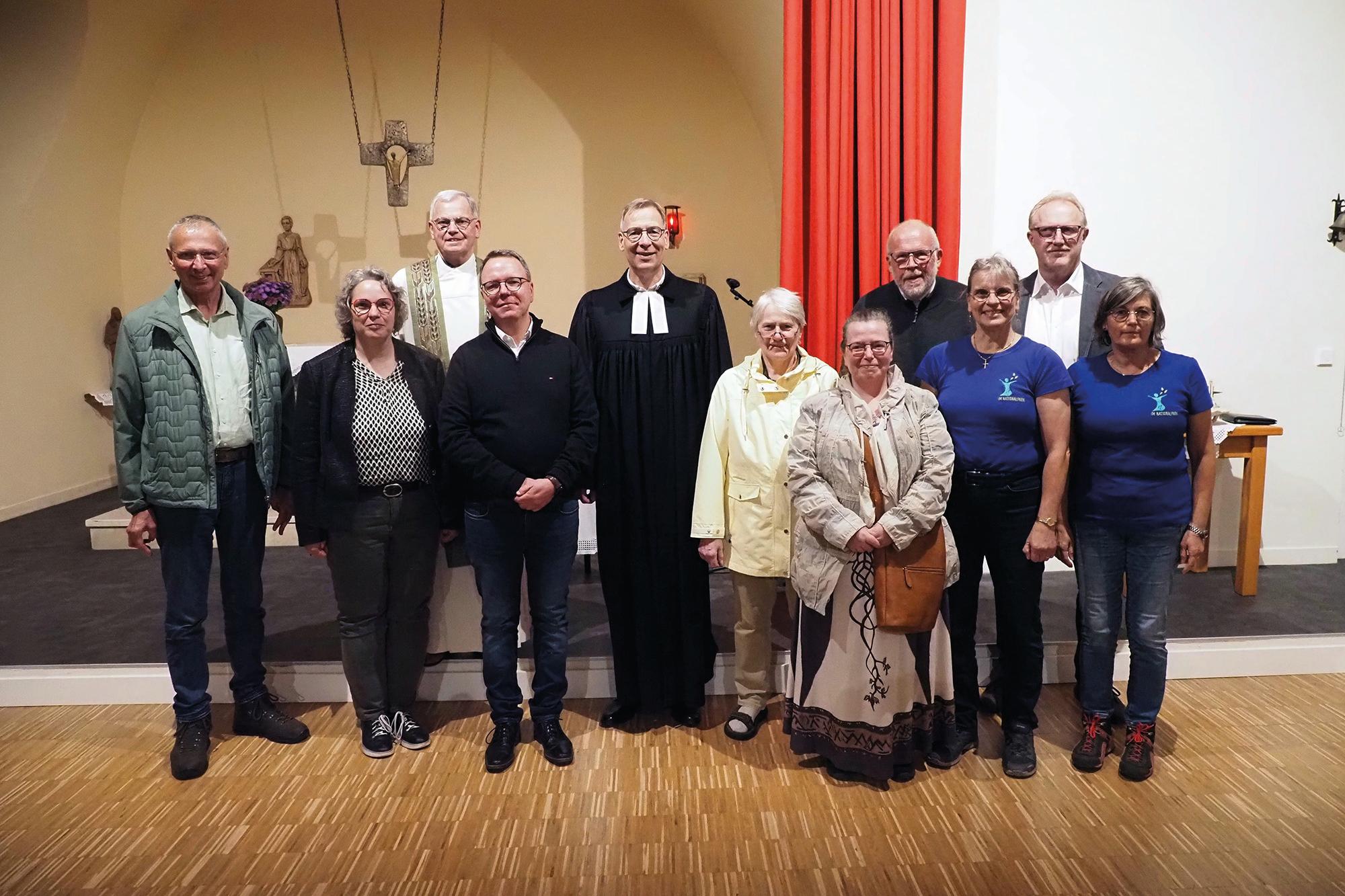 Das Team und weitere Weggefährten der KiNa: Bernd Schmitt (Muhl), Gemeindereferentin Gerlinde Paulus-Linn (Pastoraler Raum Hermeskeil), Bischofsvikar Dr. Ulrich von Plettenberg (Bistum Trier), Pastoralreferent Claus Wettmann (Pastoraler Raum Idar-Oberstein), Superintendent Dr. Jörg Weber (Evangelischer Kirchenkreis Trier), Pfarrerin i.R. Elke Füllmann-Ostertag (Börfink), Dorothee Slabschi (Trier), Pfarrer Arndt Fastenrath (Evangelischer Kirchenkreis Obere Nahe), Gabi Kretz (Muhl), Peter Kretz (Muhl) und Anne Speicher (Nationalparkamt)