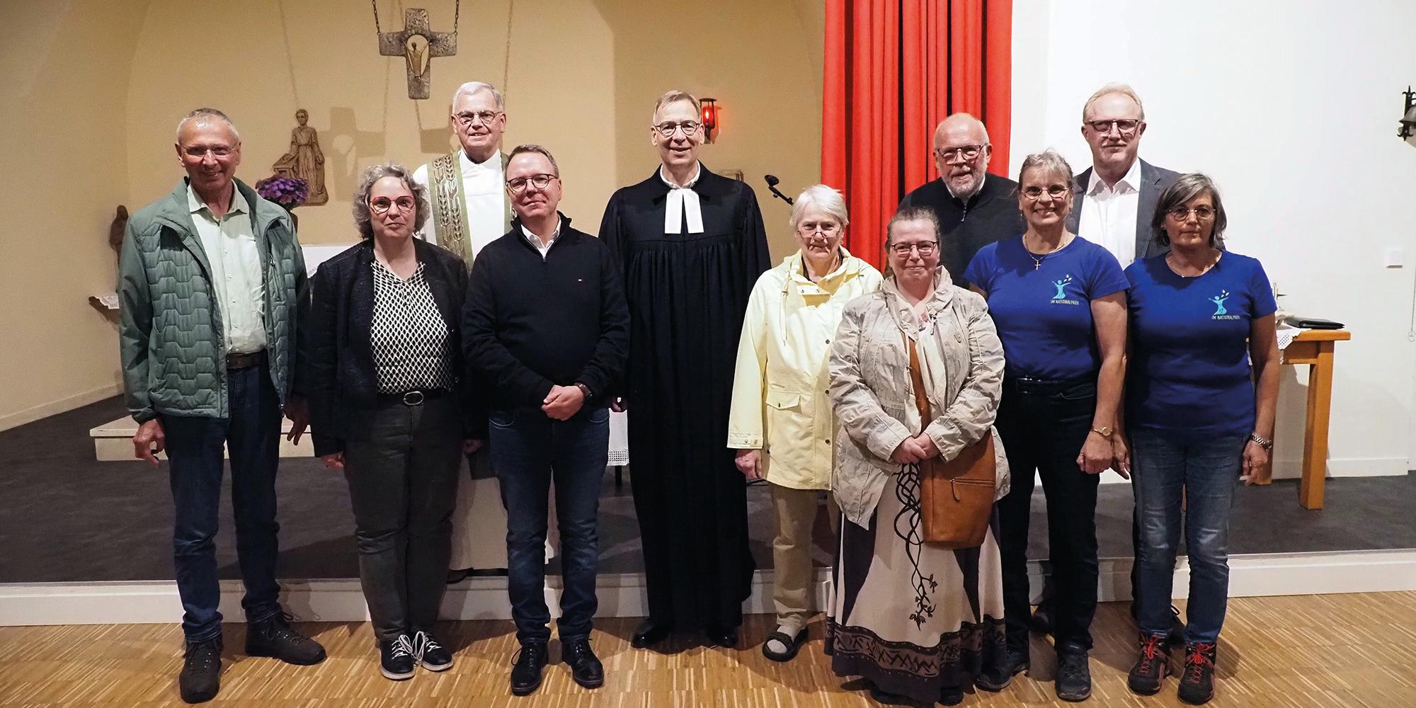 Das Team und weitere Weggefährten der KiNa: Bernd Schmitt (Muhl), Gemeindereferentin Gerlinde Paulus-Linn (Pastoraler Raum Hermeskeil), Bischofsvikar Dr. Ulrich von Plettenberg (Bistum Trier), Pastoralreferent Claus Wettmann (Pastoraler Raum Idar-Oberstein), Superintendent Dr. Jörg Weber (Evangelischer Kirchenkreis Trier), Pfarrerin i.R. Elke Füllmann-Ostertag (Börfink), Dorothee Slabschi (Trier), Pfarrer Arndt Fastenrath (Evangelischer Kirchenkreis Obere Nahe), Gabi Kretz (Muhl), Peter Kretz (Muhl) und Anne Speicher (Nationalparkamt) (c) Öffentlichkeitsarbeit / Evangelischer Kirchenkreis Trier, Maike Roeber Das Team und weitere Weggefährten der KiNa: Bernd Schmitt (Muhl), Gemeindereferentin Gerlinde Paulus-Linn (Pastoraler Raum Hermeskeil), Bischofsvikar Dr. Ulrich von Plettenberg (Bistum Trier), Pastoralreferent Claus Wettmann (Pastoraler Raum Idar-Oberstein), Superintendent Dr. Jörg Weber (Evangelischer Kirchenkreis Trier), Pfarrerin i.R. Elke Füllmann-Ostertag (Börfink), Dorothee Slabschi (Trier), Pfarrer Arndt Fastenrath (Evangelischer Kirchenkreis Obere Nahe), Gabi Kretz (Muhl), Peter Kretz (Muhl) und Anne Speicher (Nationalparkamt)