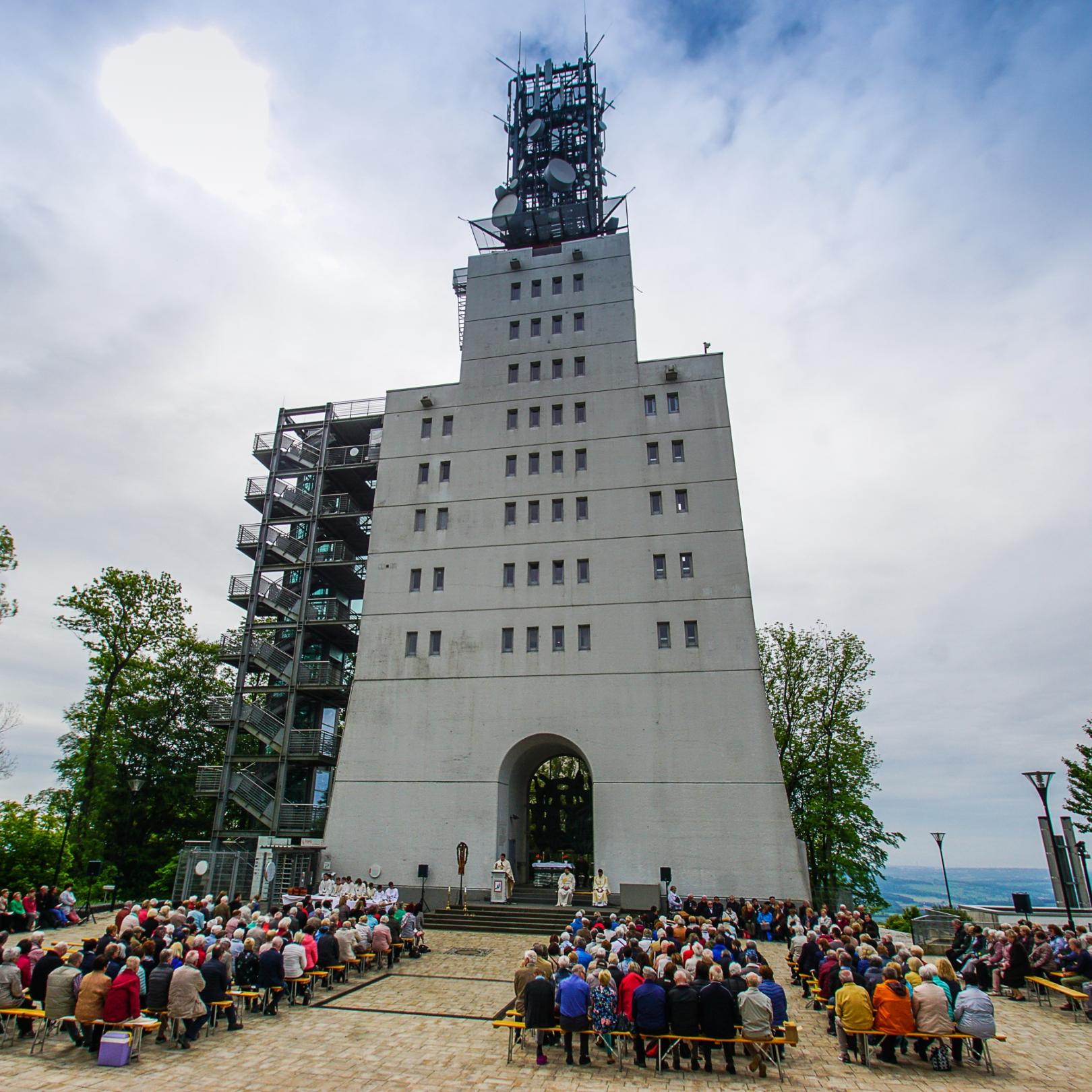 Messe bei Sonnenschein auf dem Schaumbergplateau