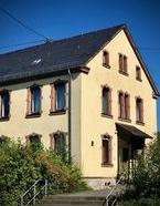 Büro des Pastoralen Raum Tholey (c) Sebastian Leinenbach zweieinhalb stöckiges Haus mit Treppe im Vordergrund