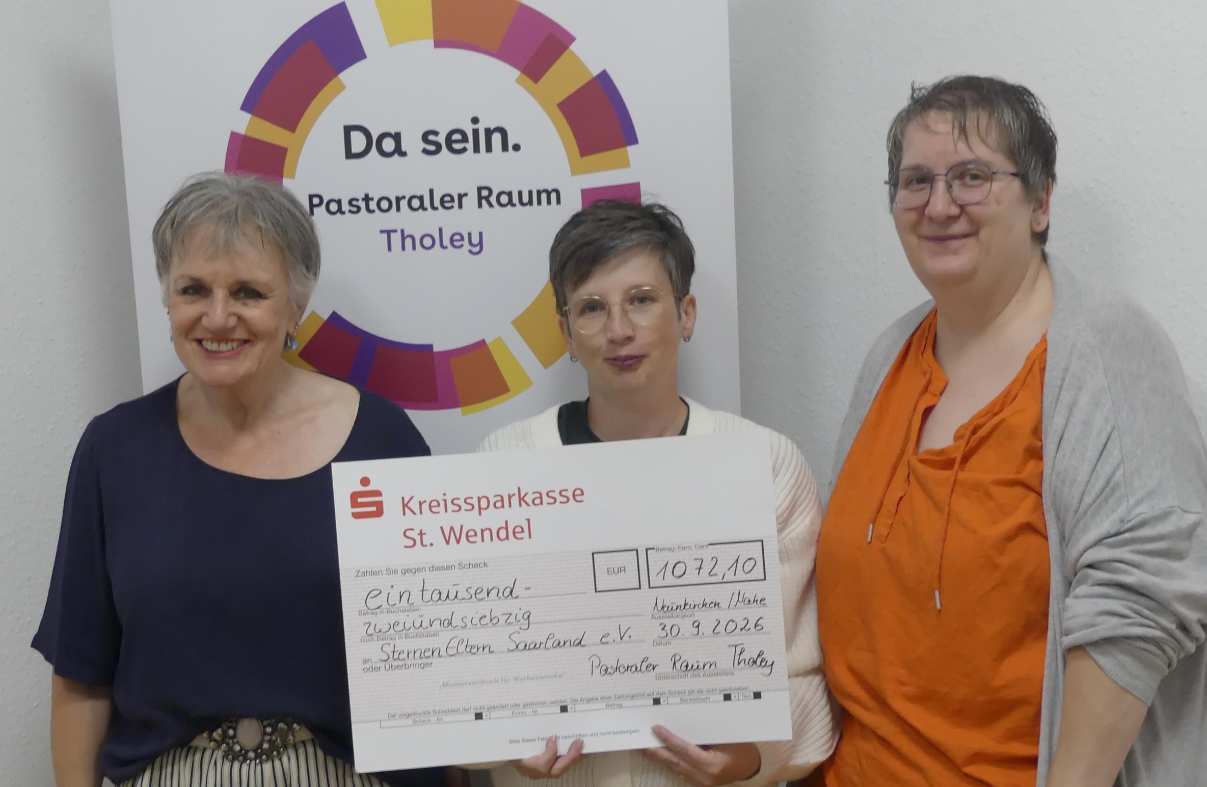 Spendenübergabe durch die ehrenamtlich Engagierten