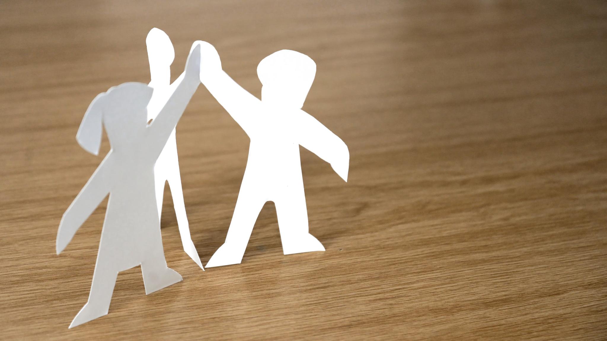 paper-figures-6652452_by_congerdesign_pixabay_pfarrbriefservice