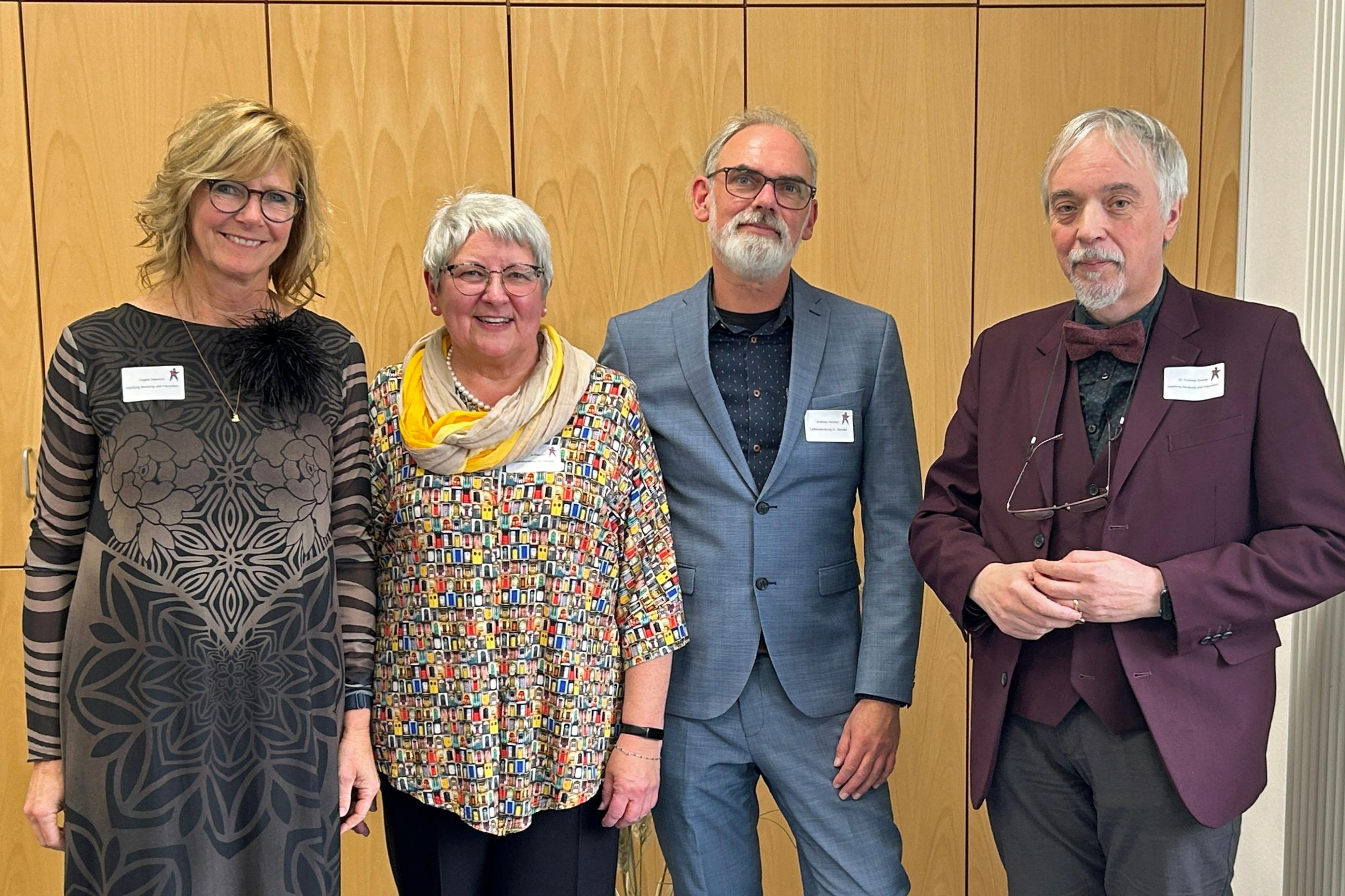 Angela Dieterich (links) und Dr. Andreas Zimmer (rechts), Abteilungsleiter für Beratung und Prävention im Bischöflichen Generalvikariat, verabschiedeten Theresia Wagner (2 vl) als Leiterin der Lebensberatung St. Wendel und begrüßten ihren Nachfolger Andreas Reichert ( 2vr),