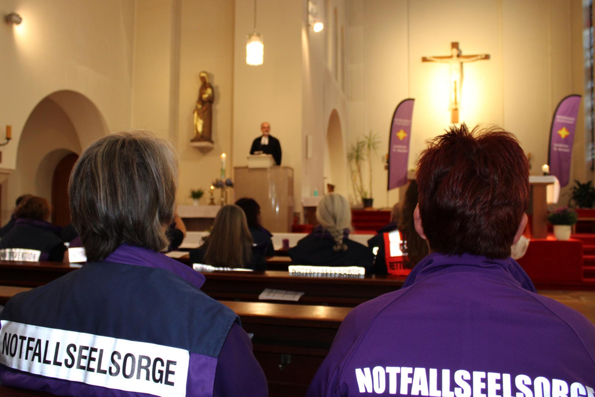250 Menschen, viele davon in Einsatzkleidung, waren zum ökumenischen Gottesdienst in die Kirche St. Anna gekommen