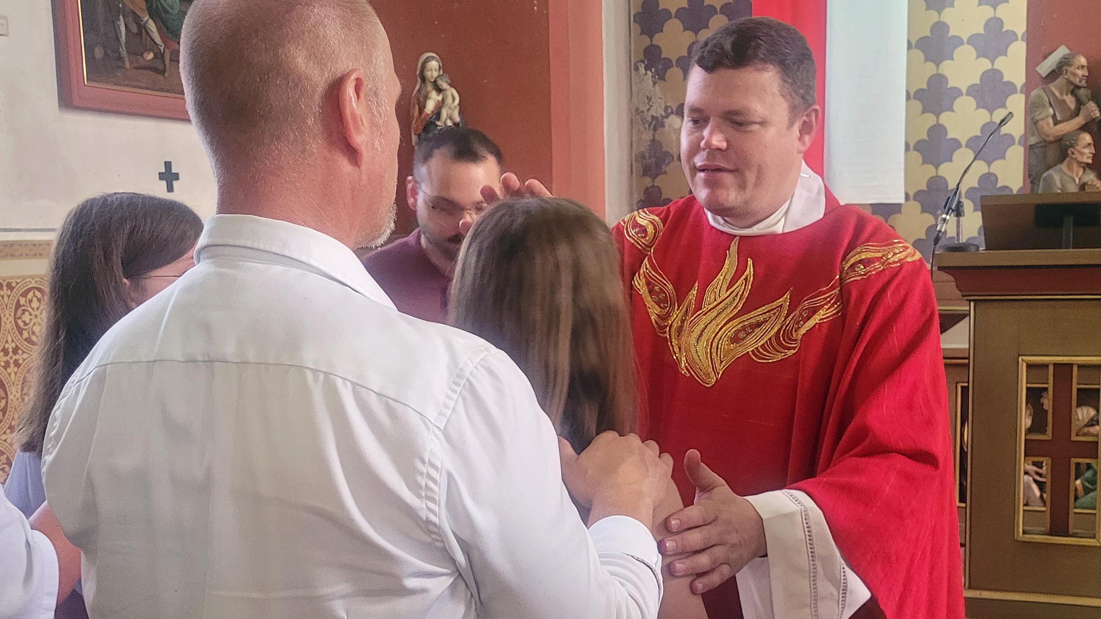 Generalvikar Tim Sturm firmte am 21. Juni 2026 13 Jugendliche in der Kirche St. Martin in Neunkirchen/Nahe (Pastoraler Raum Tholey)